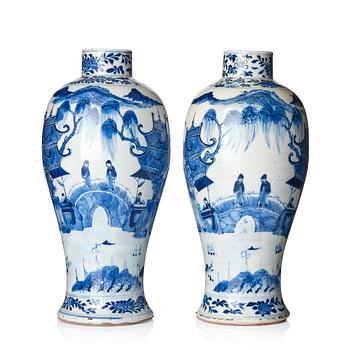 A pair of blue and white vases, Qing dynasty, 19th century.