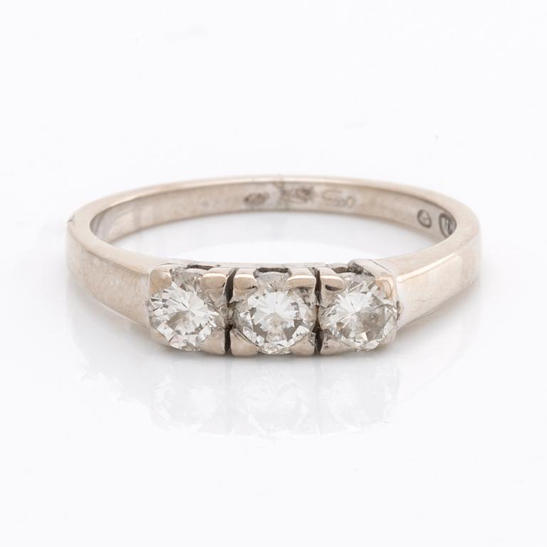 RING 18K whitegold 3 brilliant-cut diamonds 0,58 ct in total inscribed.