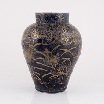 A lidded porcelain urn, genroku, Japan, 18th century.