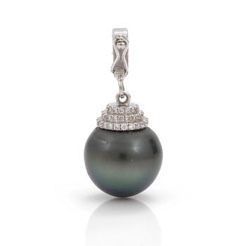 A cultured tahiti pearl and brilliant cut diamond pendant. Total carat weight of diamonds circa 0,58 cts.