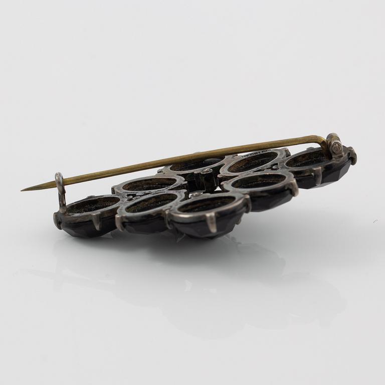 Brooch silver with onyx.