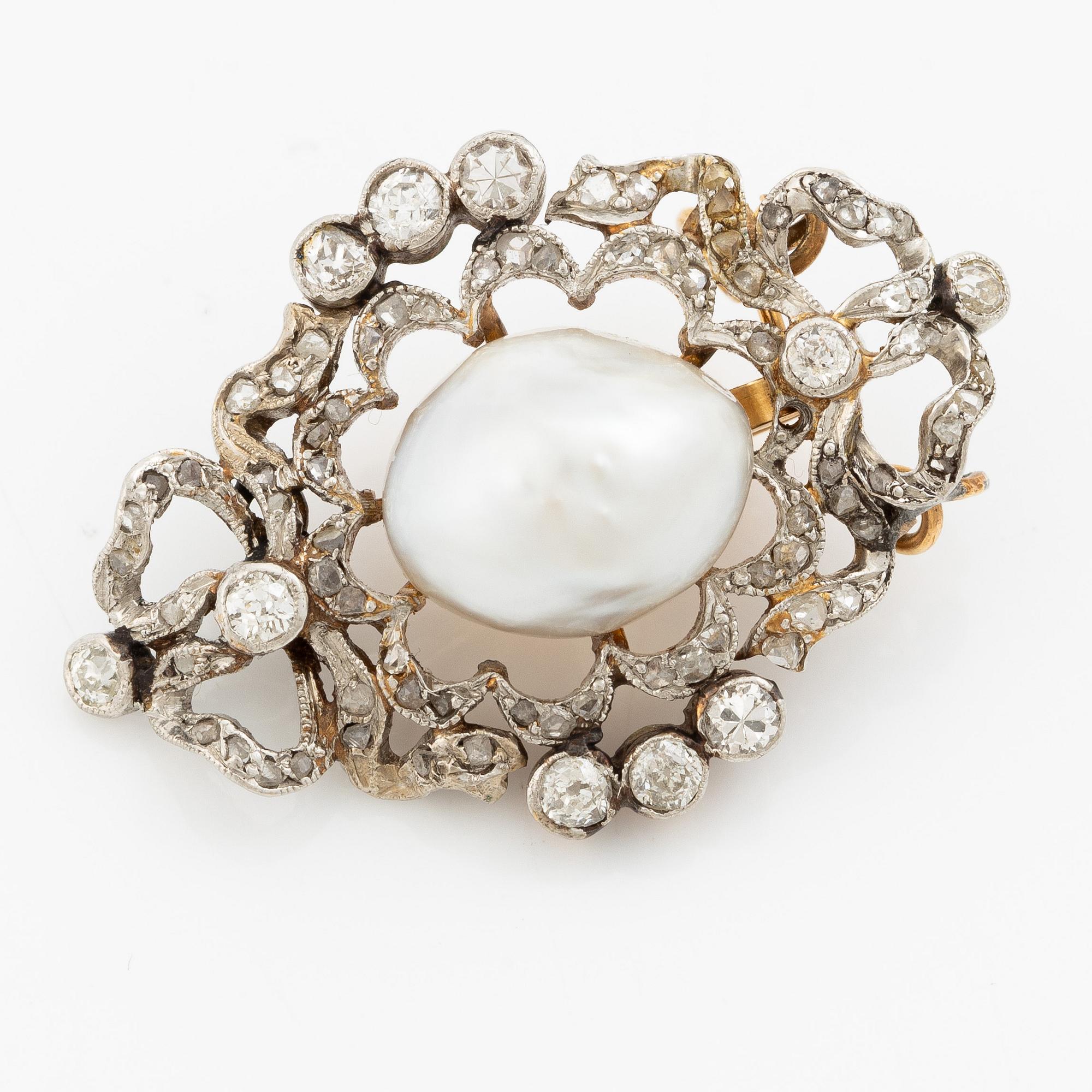 Pendant/brooch, gold with a baroque pearl and old-cut diamonds.