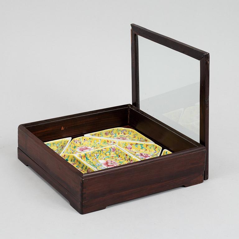 A Chinese caberet, nine pieces i a wooden  case, 20th Century.