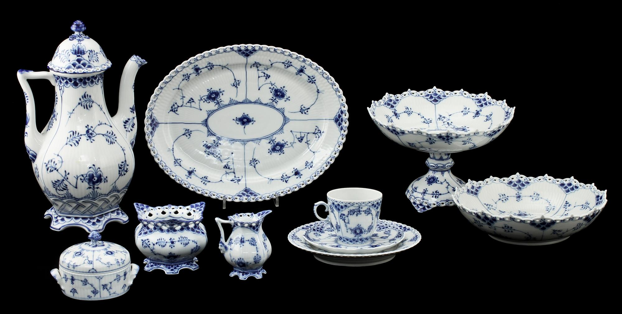 KAFFESERVISDELAR, 34 st, porslin, "Musselmalet",  Royal Copenhagen, 1900-tal.