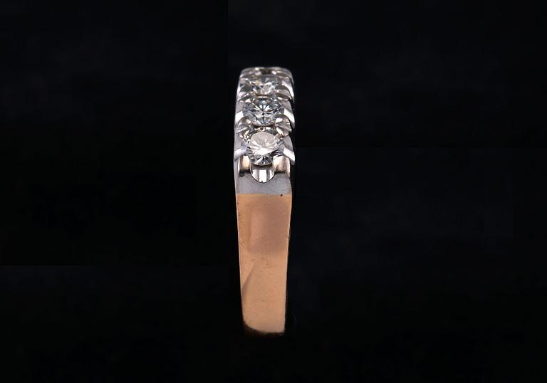 RING, briljantslipade diamanter ca 0.57 ct. W/vs 18K guld. Sandberg 1996. Storlek 17-, vikt 4,6 g.