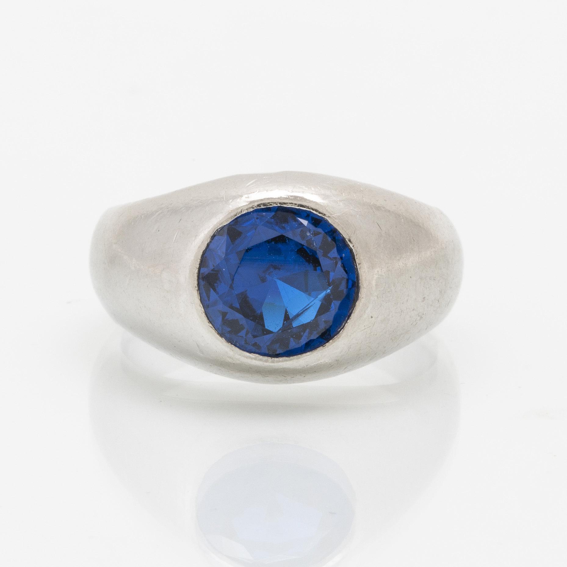 A platinum ring with a synthetic spinel.