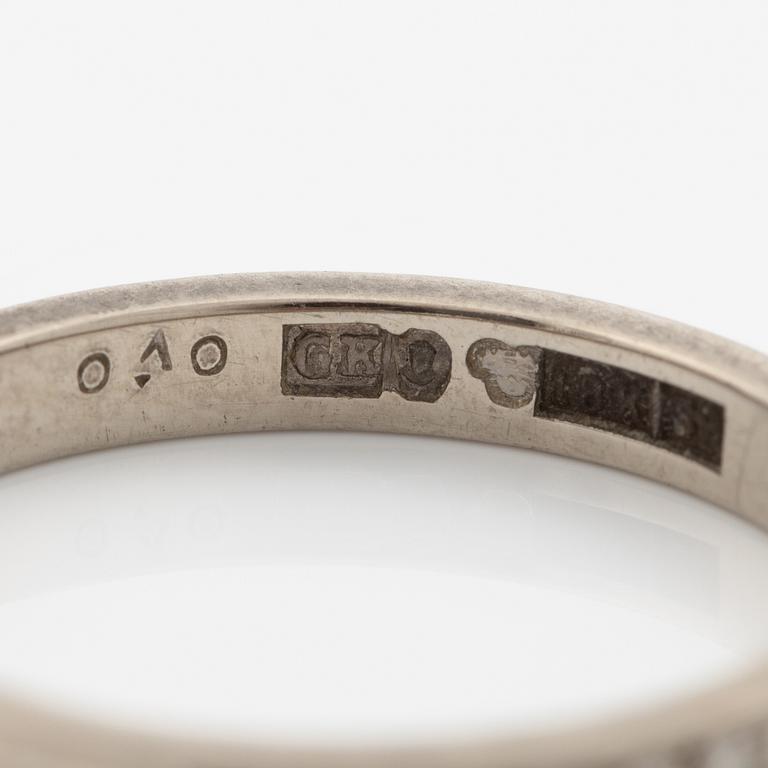 Ringar, 2 stycken, 18K vitguld med diamanter och smaragder.