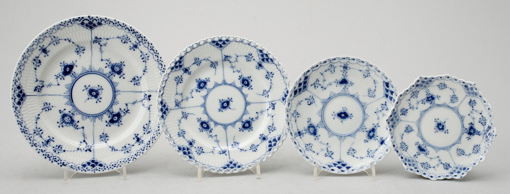 KAFFE- OCH MOCCASERVIS, 44 delar, porslin, "Musselmalet", Royal Copenhagen.
