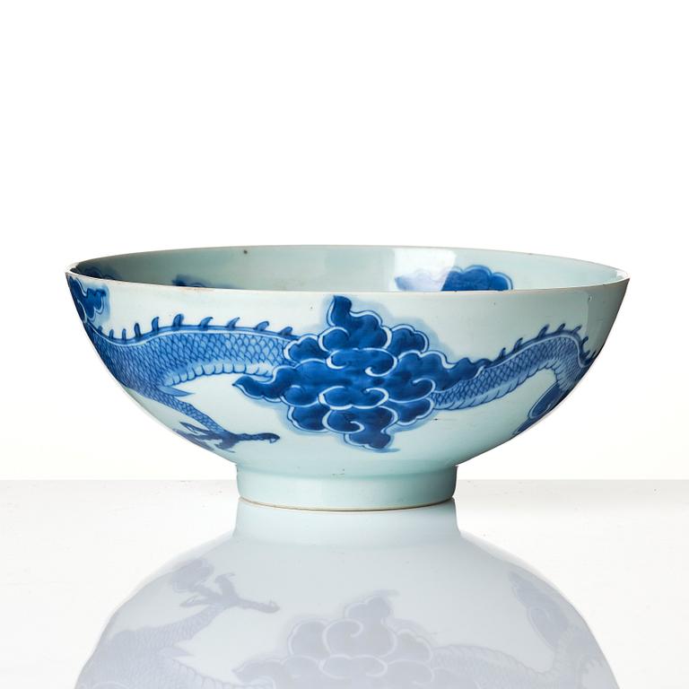 A blue and white four clawed  dragon bowl, Qing dynasty, 18th Century.