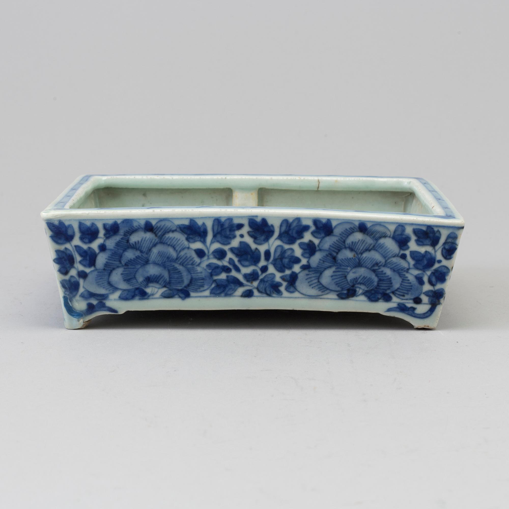 A blue and white flower pot, late Qing dynasty.