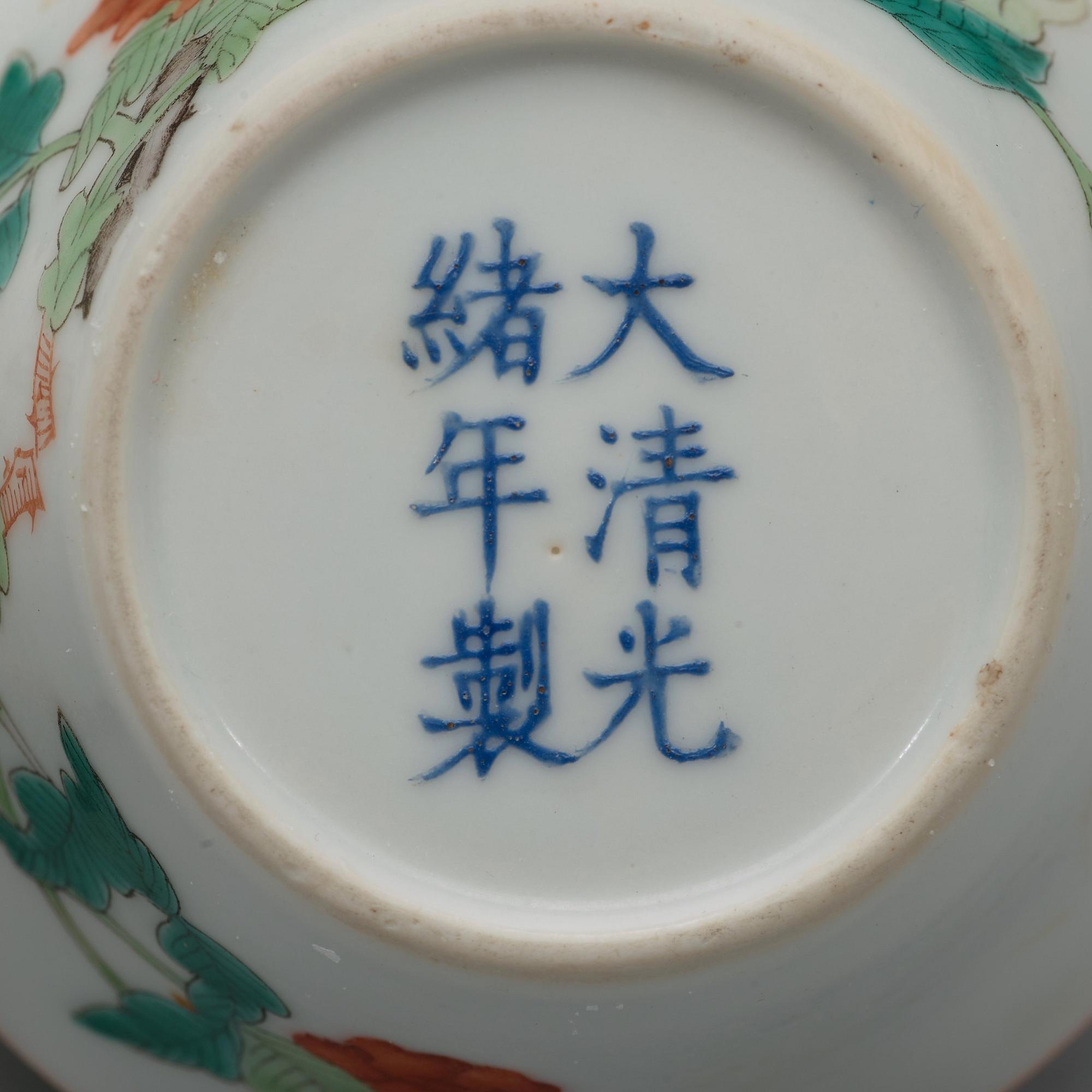 KOPPAR, fyra stycken, porslin. Qingdynastin, omkring 1900 med Guangxus märke.