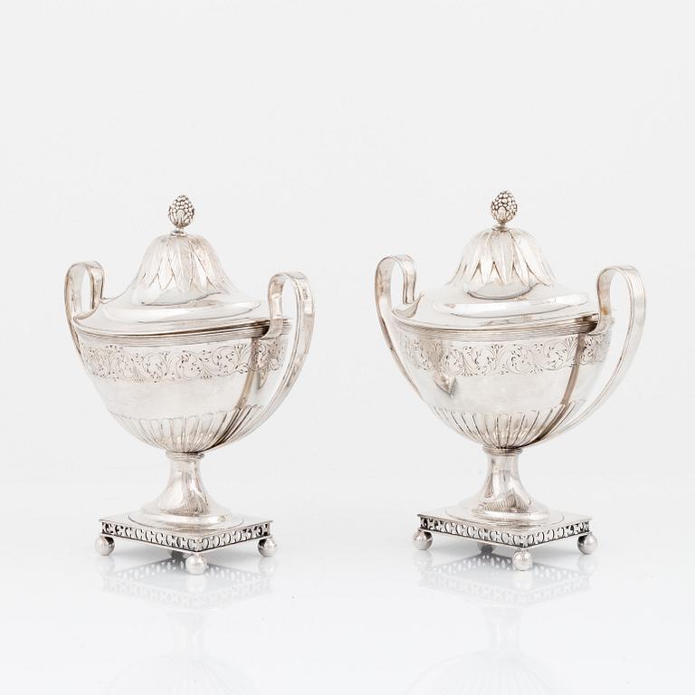 A pair of Swedish silver sugar bowls, marks of Gustaf Möllenborg, Stockholm 1898.