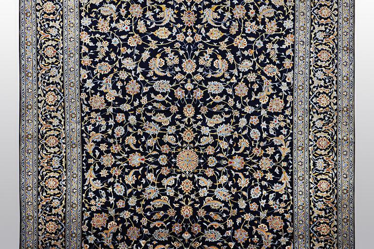 A carpet, Kashan, ca 416 x 304 cm.