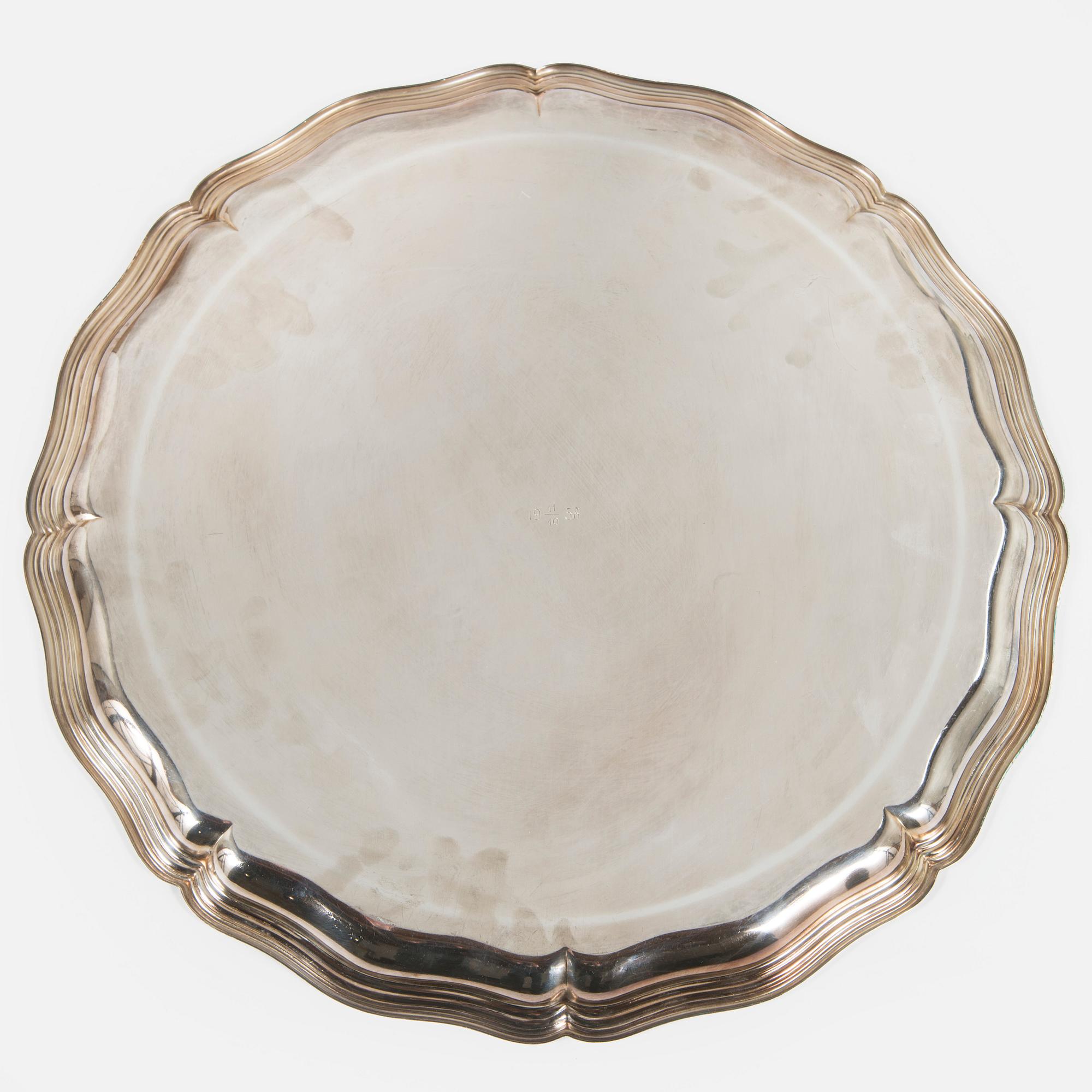 A mid-20th-century serving trolley.