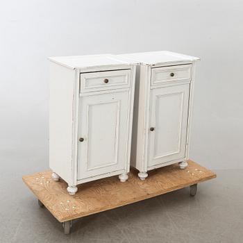 SÄNGBORD, ett par. Modern tillverkning.