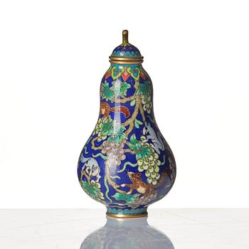 A cloisonné snuff bottle with stopper, late Qing dynasty with four character mark.