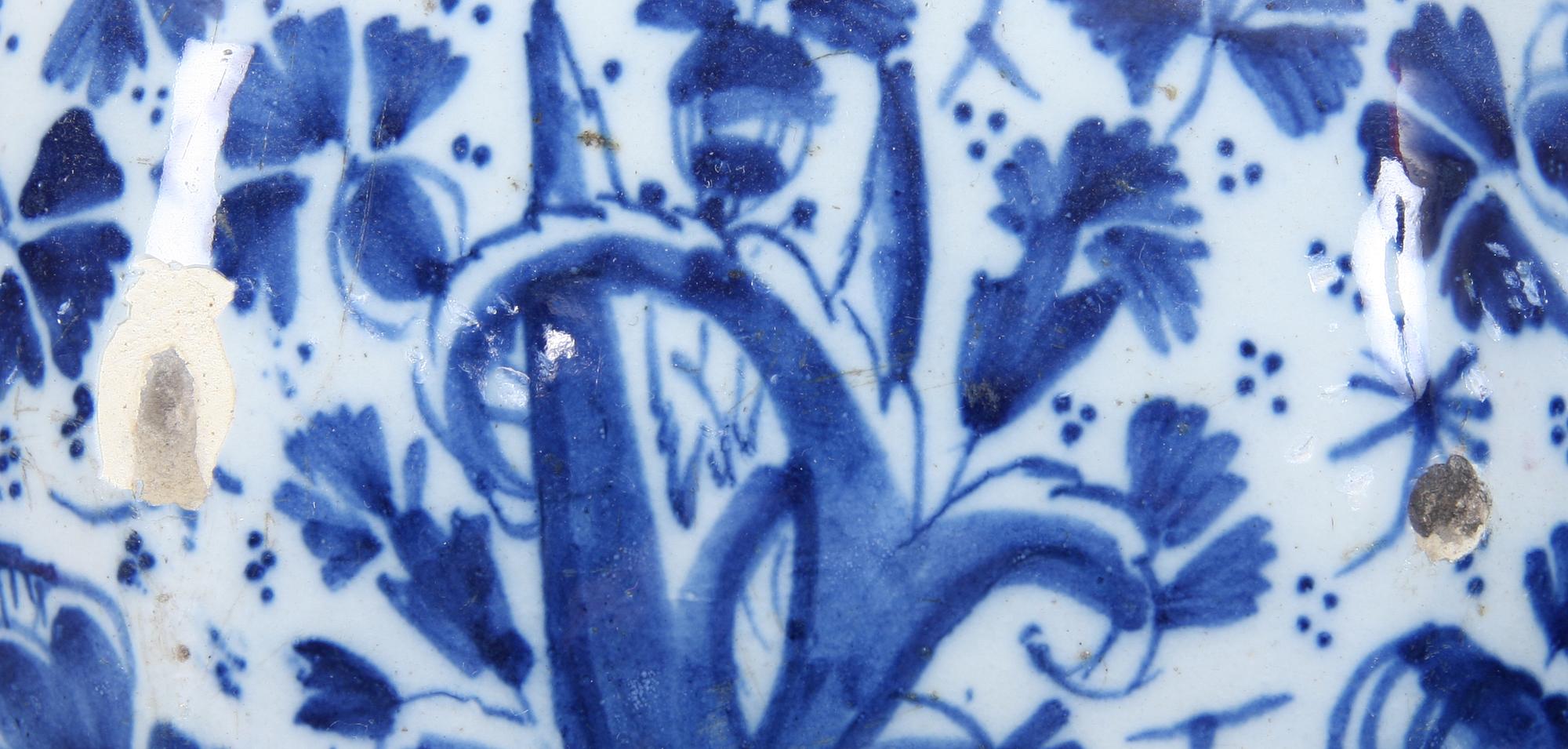 VASER, ett par, fajans, 1600/1700-tal.