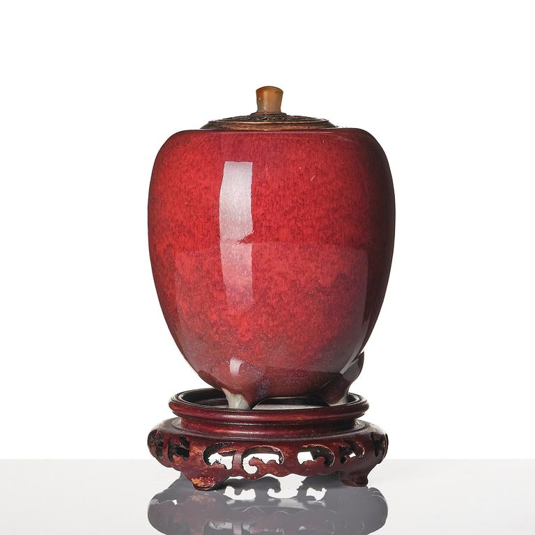 A Japanese tripod jar/censer, 20th century. Signerad.