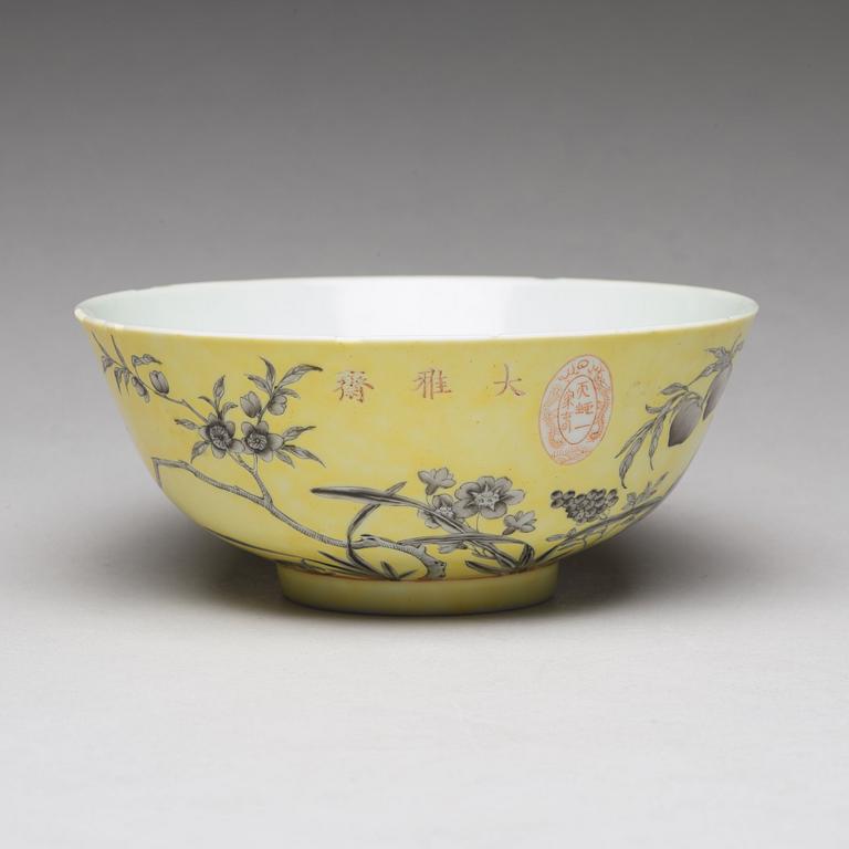 A yellow glazed grisaille bowl and spoon, Qing dynasty, Guangxu period (1875-1908).