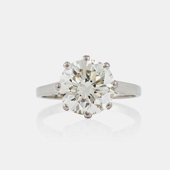 1266. A brilliant-cut diamond ring, 4.84 cts according to engraving. Quality circa S-T/VVS.