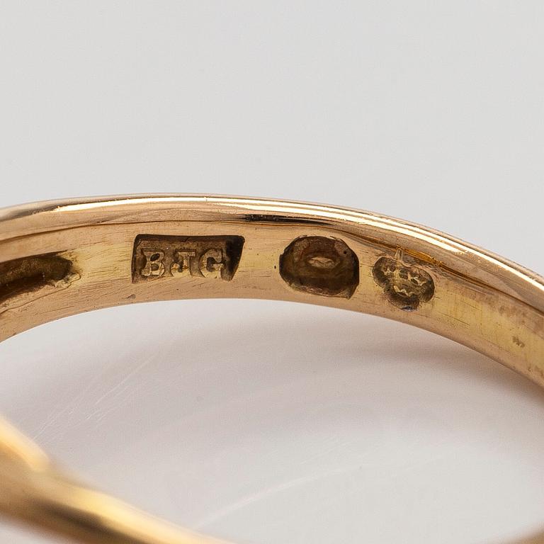 Ring, faceted emerald, brilliant cut diamonds, 18K gold, Stockholm 1982.