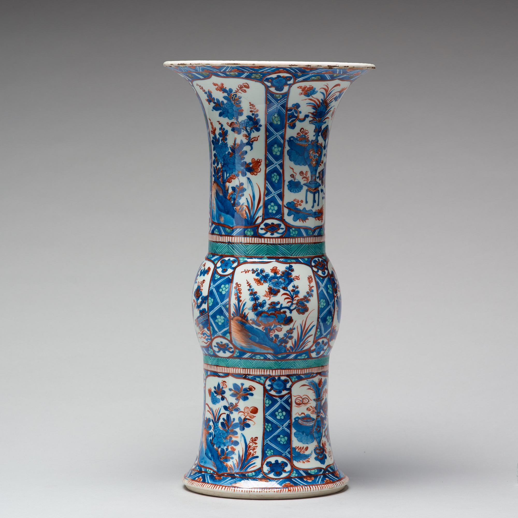 TRUMPETVAS, porslin. Qingdynastin, Kangxi (1662-1722).