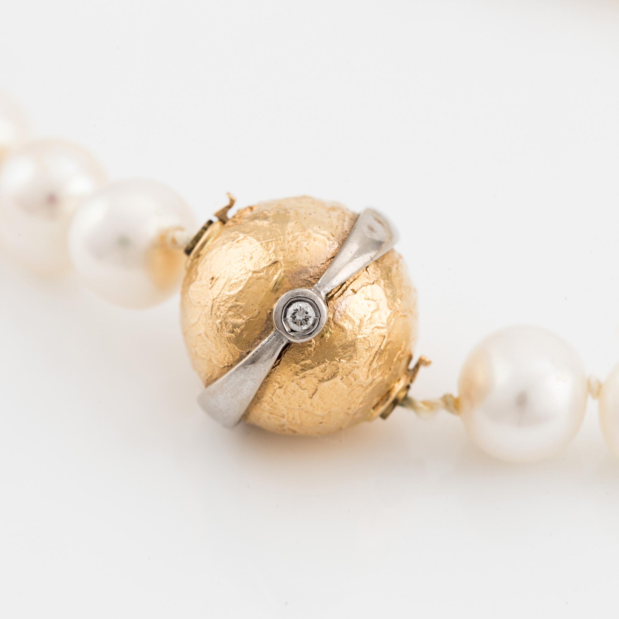 Pearl necklace, 3 pieces, cultured pearls, 3 clasps, Per Borup, 18K gold with small brilliant-cut diamonds.