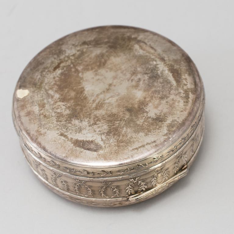 DOSA med LOCK, silver, Louis XVI-stil, sent 1800-tal. Total vikt 260 gram.
