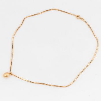 An 18K gold pendant and chain.