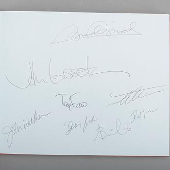 FILMBÖCKER MED AUTOGRAFER, 3 st, bla sign av Roy Disney och Brad Bird.