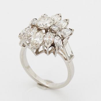 Ring platina med runda briljant-, navett- och baguetteslipade diamanter.
