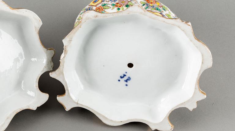 FIGURINER, ett par, porslin, märkt J.P. (Jacob Petit), 1800-tal.