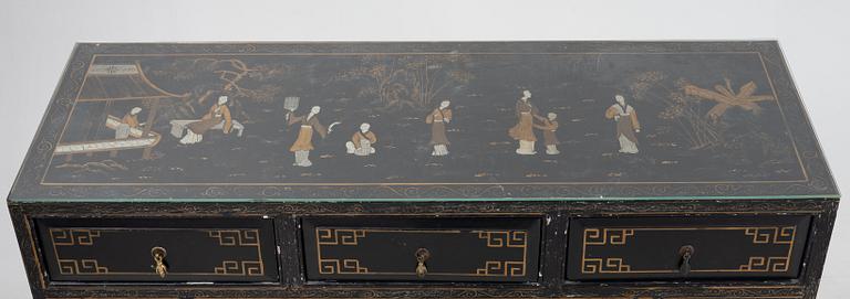 Byrå / sideboard, bemålat trä. Kina, 1900-tal.