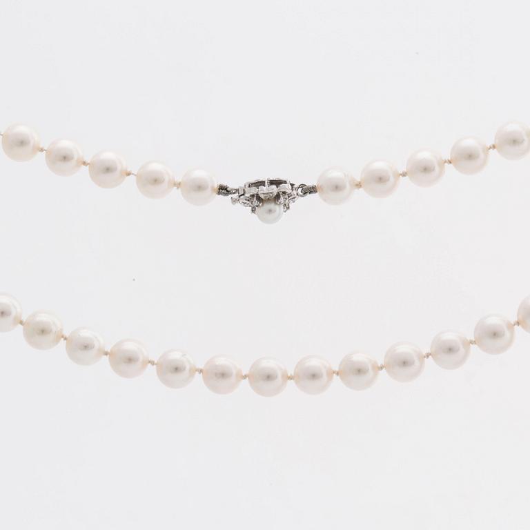 PÄRLCOLLIER odlade pärlor ca 7 mm lås i 18K vitguld m diamanter 8/8 samt 1 mindre odlad pärla ca 5 mm.