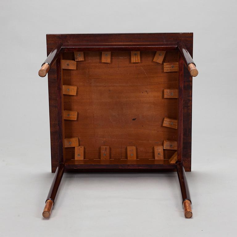 Bernhard Häkli, A Finnish Jugend table and six chairs, Vihdin Puuseppäin Huonekaluliike 1911.