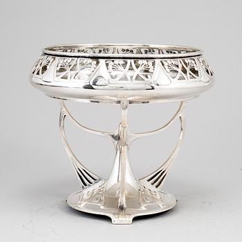 WÜRTTEMBERGISCHE METALLWARENFABRIK, a silver plated centerpiece, early 1900's.