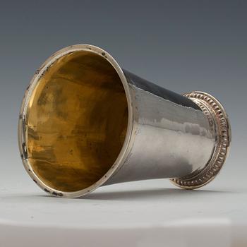 BÄGARE, silver, delförgylld. Sannolikt Johan Wittfoth, Åbo 1746. I botten mynt från 1612.