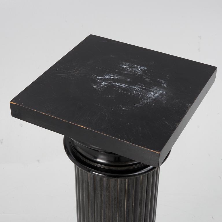 A pedestal, early 20th century.