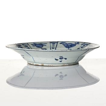 A blue and white kraak porcelain dish, Ming dynasty, Wanli (1572-1620).