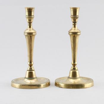 LJUSSTAKAR, 1 par, mässing, Louis Seize, 1700-tal.