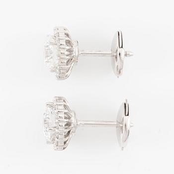 Earrings, 18K white gold set with brilliant-cut diamonds, accompanied by GIA dossier.