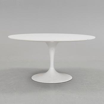 A "Tulip" table, designed by Eero Saarinen. Produced by Knoll International.
