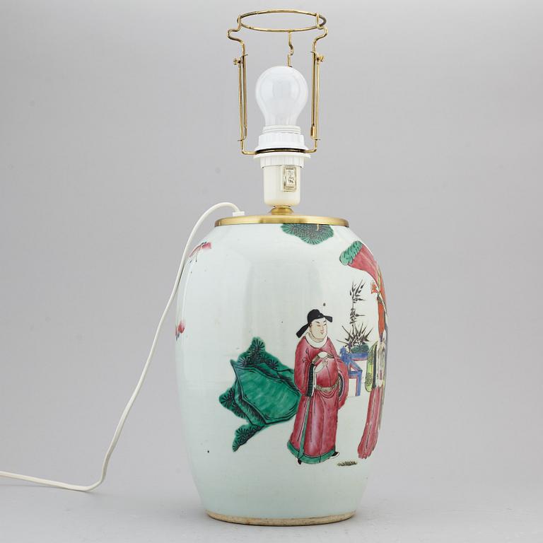 BOJAN, omgjord till BORDSLAMPA, porslin. Qingdynastin, omkring 1900.