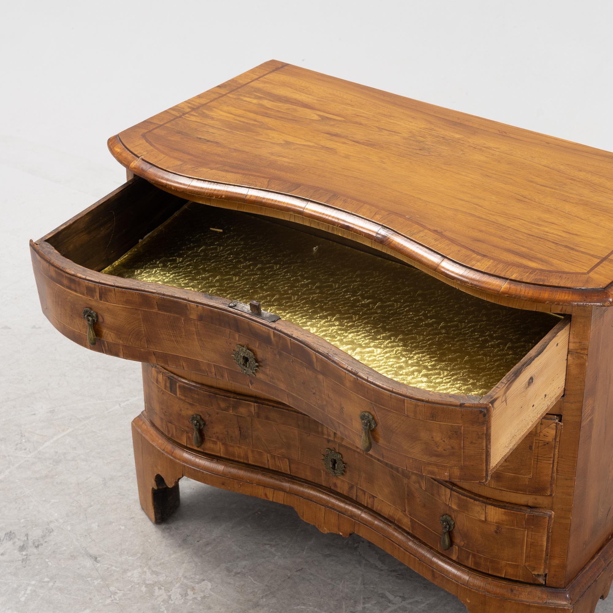 A Baroque commode, first part of the 18th Century.