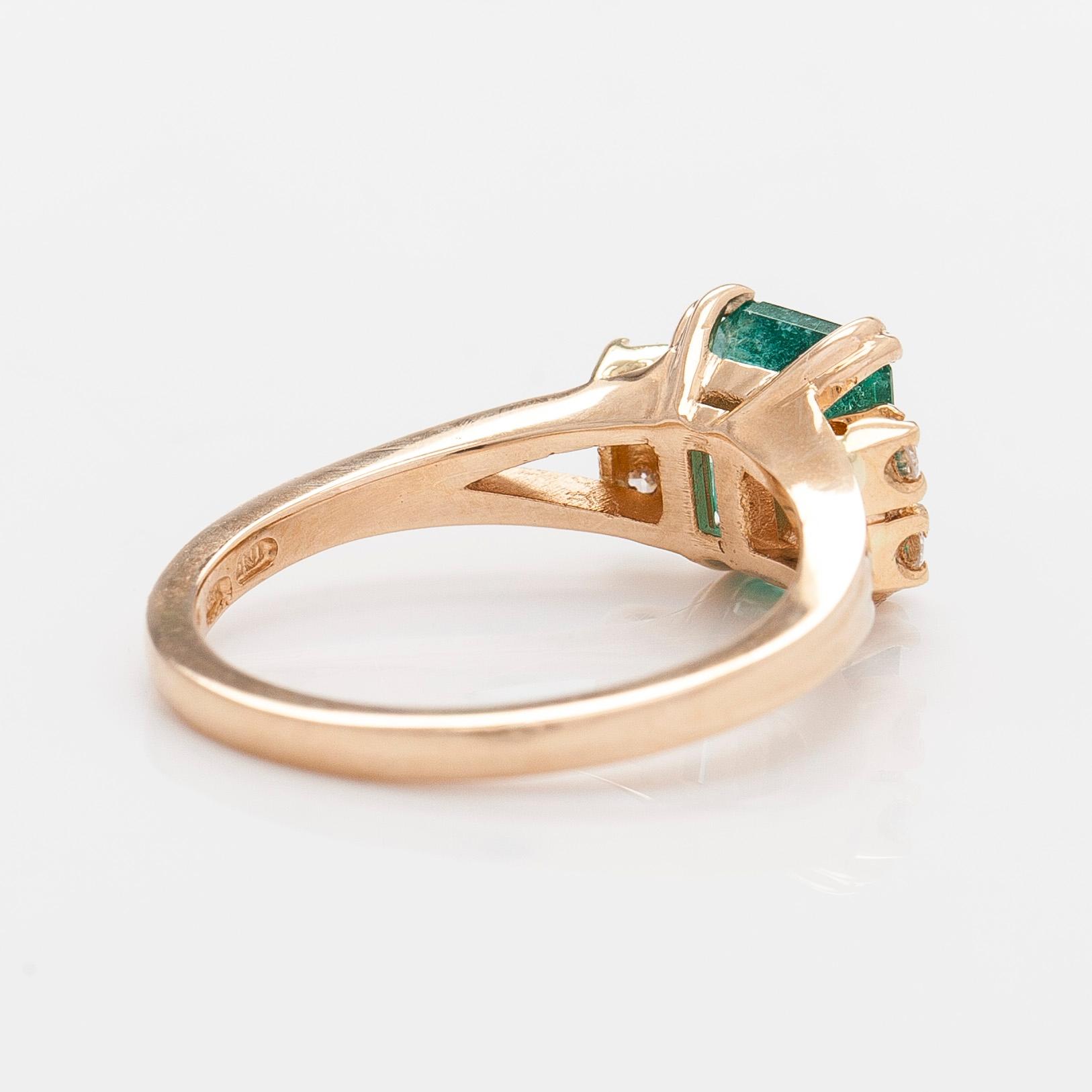 Ring, 14K guld, med smaragd och diamanter.