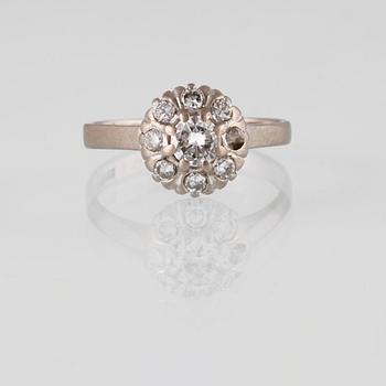 RING, 18K vitguld med 9 briljantslipade diamanter 0.75 ct, Juvel Magnus AB, Göteborg, 1970. Vikt 4 g.