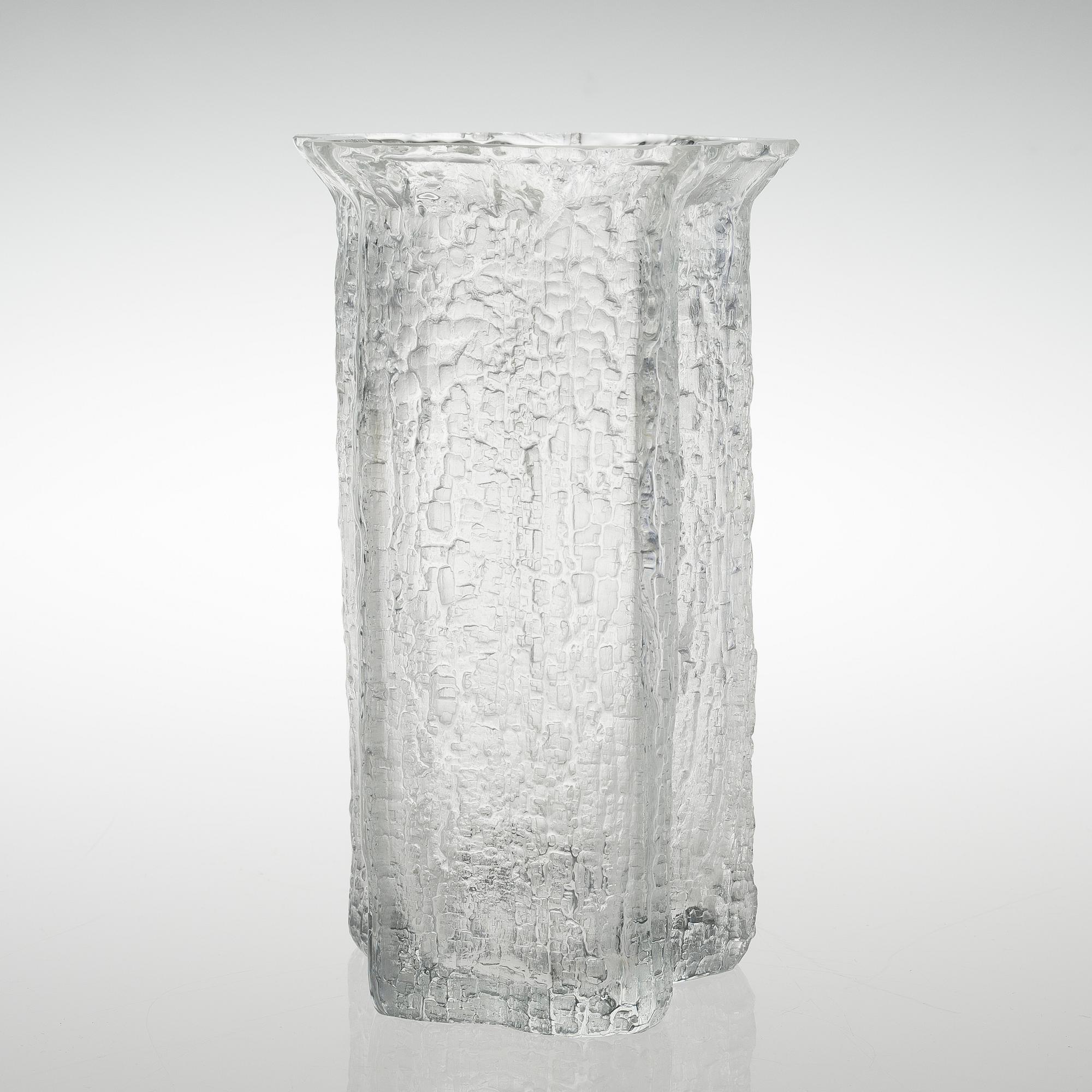 A TIMO SARPANEVA GLASS VASE, Finlandia-series, signed Timo Sarpaneva -3359.