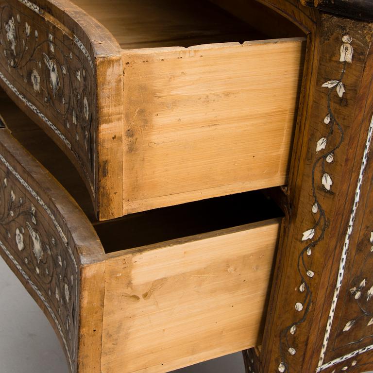 AN ITALIAN CHEST OF DRAWERS, Rococo, Italy, second half of 18th Century.