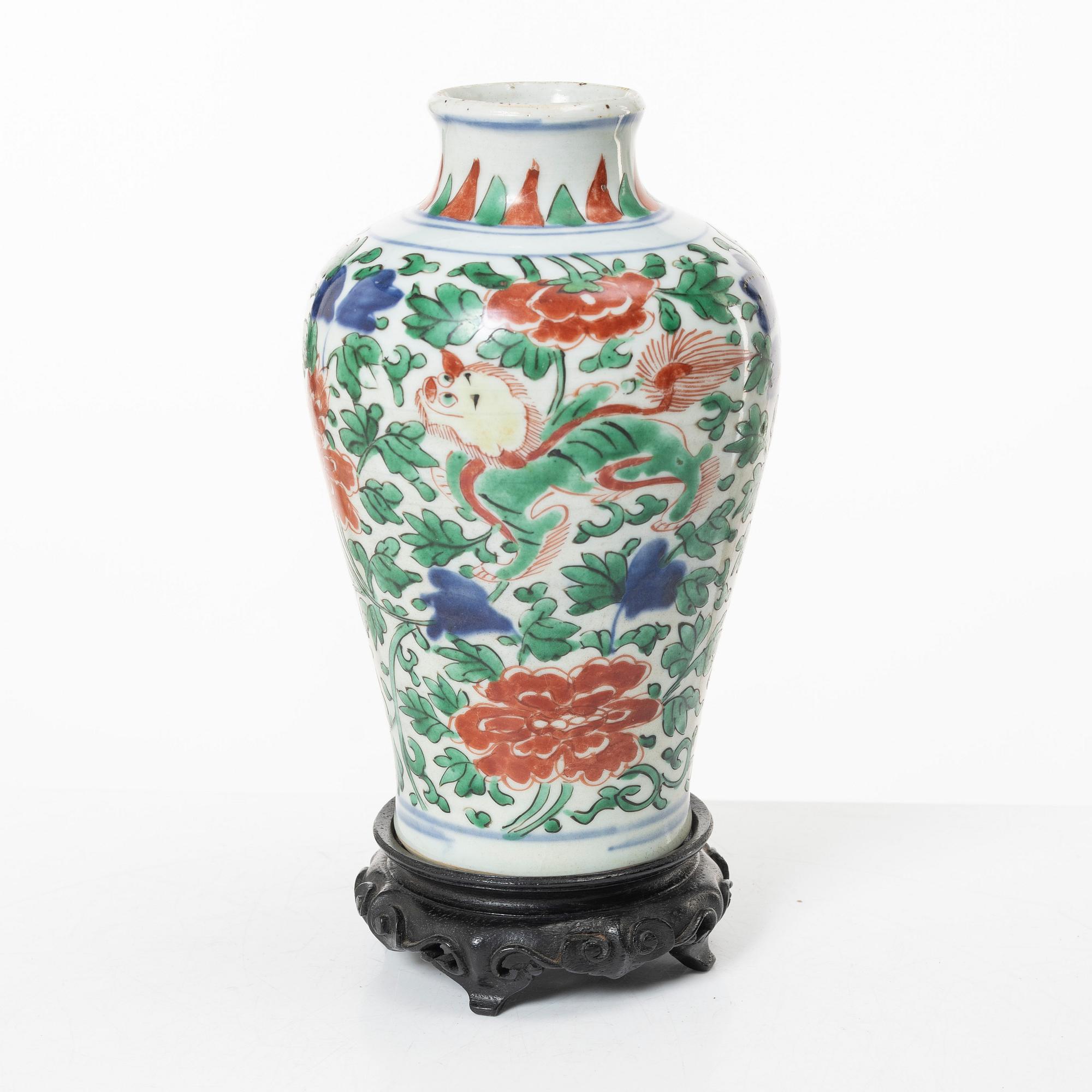A wucai decorated vase, Transition, 17th century.