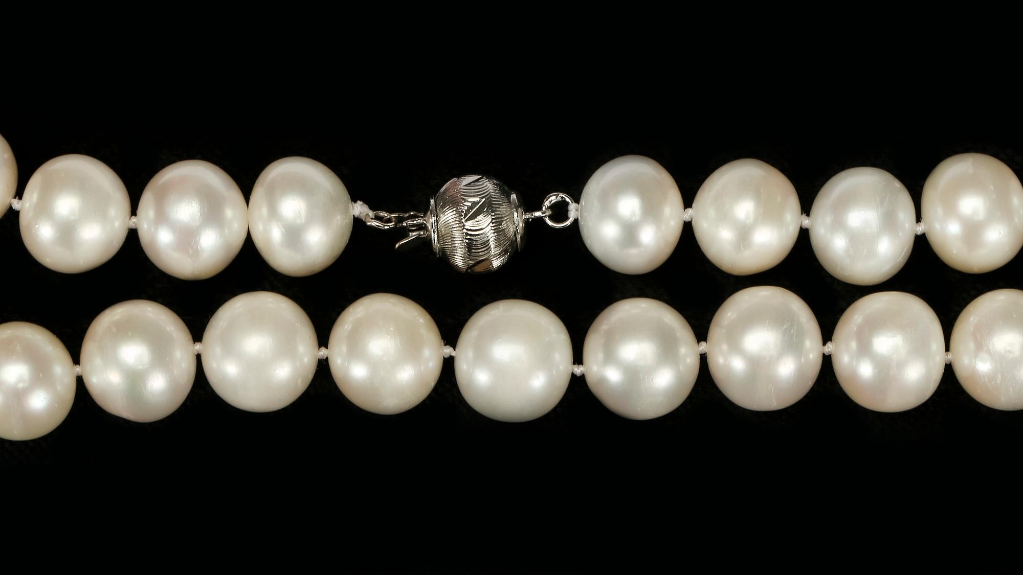 COLLIER, sötvattenspärlor med silverlås.